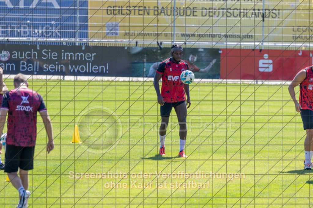 20250629_112111_1815 | #,1.Göppinger SV, Fussball, Oberliga BW - Trainingsauftakt, Saison 2025/2026, Rasensportplatz Stadion SV Göppingen, Hohenstaufenstr. 116, 73033 Göppingen, 29.06.2025 - 10:30 Uhr,Foto: PhotoPeet-Sportfotografie/Peter Harich