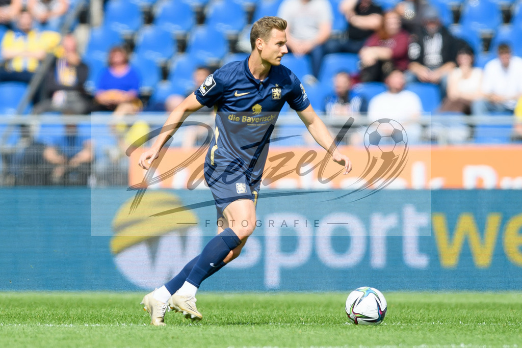 EBSTSV20210828_111 | Fussball, Herren: Dennis Dressel (TSV 1860 Muenchen) in Aktion, am Ball, Einzelaktion beim Spiel der 3. Liga zwischen Eintracht Braunschweig und TSV 1860 Muenchen im Eintracht-Stadion am 28.08.2021 in Braunschweig, Deutschland.DFB / DFL REGULATIONS PROHIBIT ANY USE OF PHOTOGRAPHS AS IMAGE SEQUENCES AND/OR QUASI-VIDEO. - Realisiert mit Pictrs.com