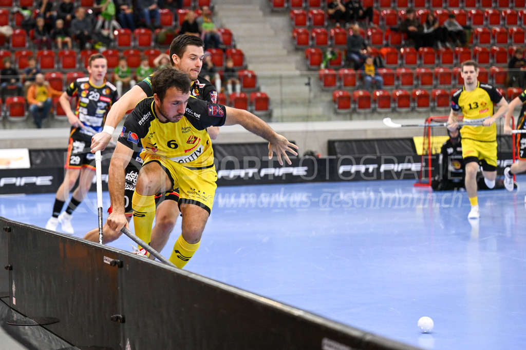 HC Rychenberg vs Tigers Langnau - 11. Dezember 2022 | HC Rychenberg vs Tigers Langnau
AXA Arena, Winterthur
Sämi Gutknecht (#6 HC Rychenberg) vor Kevin Kropf (#10 Tigers Langnau).
Bild: Sportfotografie Markus Aeschimann | www.markus-aeschimann.ch - Realisiert mit Pictrs.com