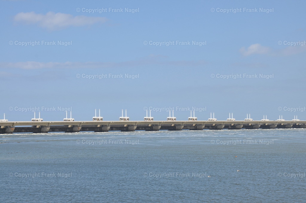 Deltawerke-Oosterschelde-Sturmflutwehr | Die Deltawerke sind die beeindruckendsten Wasserwerke höchster Ingenieurskunst weltweit und befinden sich in den Niederlanden. Die Sturmflutwehr schützt vor Hochwasser und Sturmfluten. - Realisiert mit Pictrs.com
