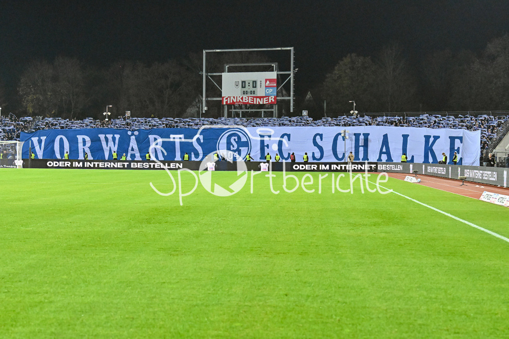 SSV Ulm 1846 Fussball - FC Schalke 04 | Die FAns der SChalker haben zu Spielbeginn eine kleine Choreo vorbereitet / Ultras / Vorwaerts FC SChalke / 2. Bundesliga: SSV Ulm 1846 Fussball - FC Schalke 04, Donaustadion am 01.11.2024