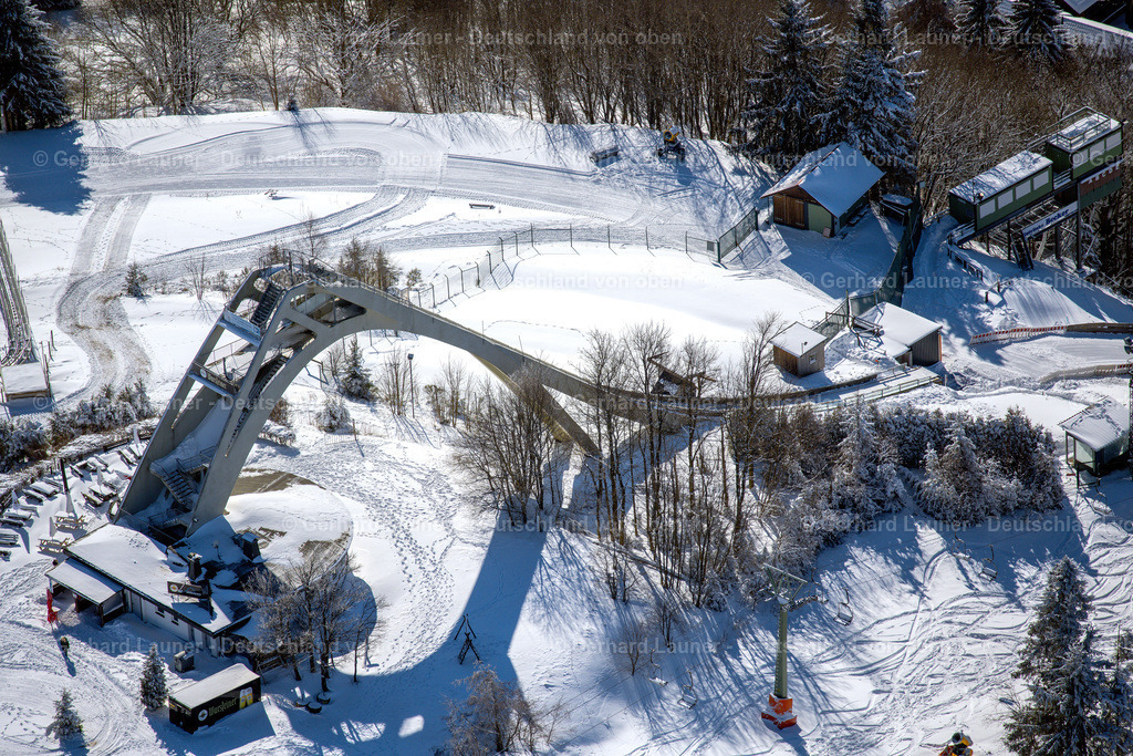 4043600 | WINTERBERG 13.02.2021 Winterlich schneebedeckte " Sankt Georg Sprungschanze " am Rothaarsteig in Winterberg im Sauerland im Bundesland Nordrhein-Westfalen. Weiterführende Informationen bei: Winterberg Touristik und Wirtschaft GmbH. // Wintry snowy the " Sankt Georg ski-jumping " hill in Winterberg at Sauerland in the state North Rhine-Westphalia. Further information at: Winterberg Touristik und Wirtschaft GmbH. Foto: Gerhard Launer