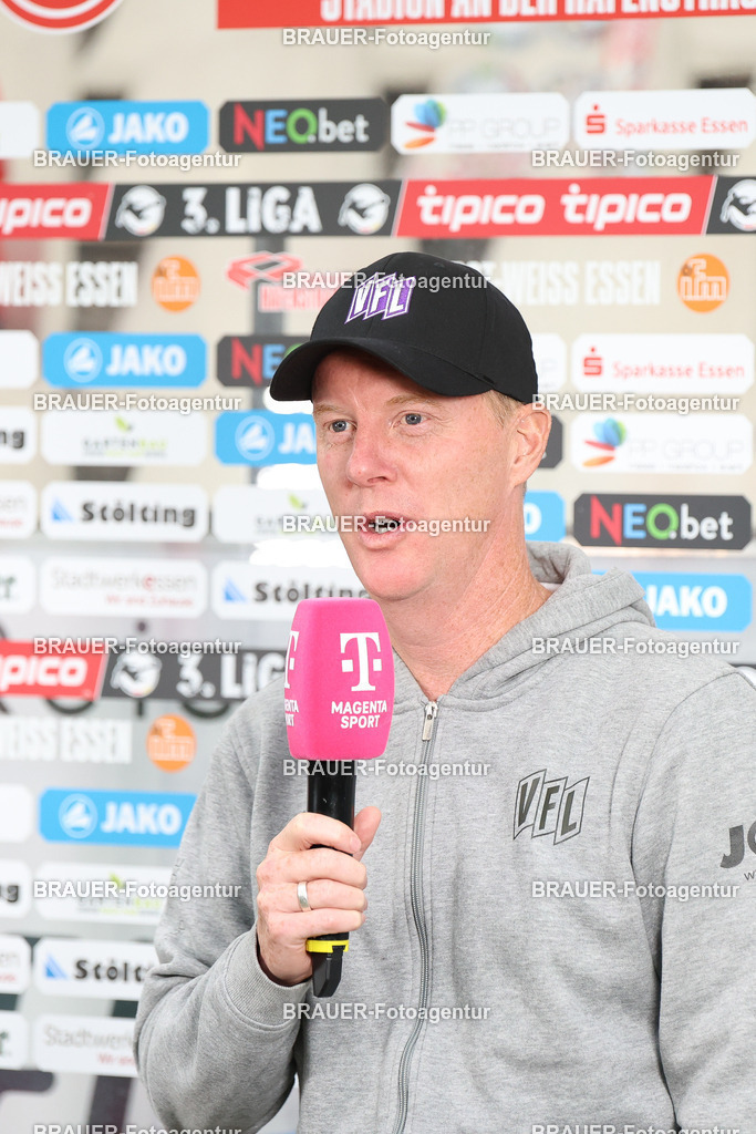 Rot-Weiss Essen - VFL Osnabrück | Essen, Deutschland, 17.09.2025 Timo Schultz (VFL Osnabrück) beim Interviewwährend des 3.Liga Spiels zwischen  Rot-Weiss Essen und VFL Osnabrück am 17.09.2025 im Stadion an der Hafenstraße in Essen. (Foto von Timo Bluhmki-Schmidt/Brauer Fotoagentur