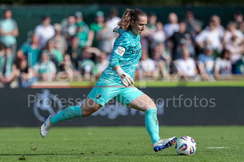 Fussball, Google Pixel Frauen-Bundesliga, SV Werder Bremen - SC Freiburg | Laura Benkarth (Torhüterin, SC Freiburg, 1) am Ball, Freisteller, Einzelbild, Ganzkörper, Aktion, Action, Spielszene, DIE DFB-RICHTLINIEN UNTERSAGEN JEGLICHE NUTZUNG VON FOTOS ALS SEQUENZBILDER UND/ODER VIDEOÄHNLICHE FOTOSTRECKEN. DFB REGULATIONS PROHIBIT ANY USE OF PHOTOGRAPHS AS IMAGE SEQUENCES AND/OR QUASI-VIDEO.