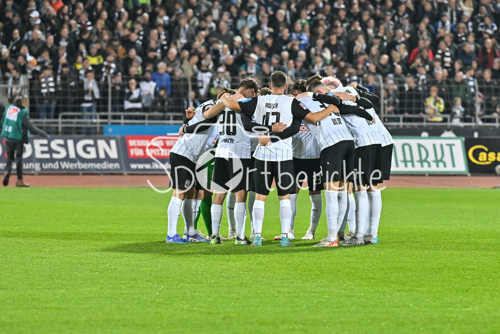 SSV Ulm 1846 Fussball - FC Schalke 04 | Die Hausherren motivieren sich nochmal vor Spielbeginn / Kreis / 2. Bundesliga: SSV Ulm 1846 Fussball - FC Schalke 04, Donaustadion am 01.11.2024
