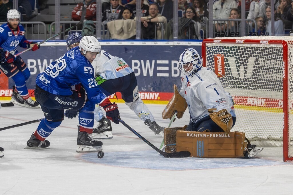 DEL, Deutsche Eishockey Liga Saison 2025/26, 47. Spieltag: Adler Mannheim gegen Straubing Tigers | DEL, Deutsche Eishockey Liga Saison 2025/26, 47. Spieltag: Adler Mannheim gegen Straubing Tigers***Alexander Ehl (28, Mannheim) kann die Torchance nicht nutzen - Realisiert mit Pictrs.com