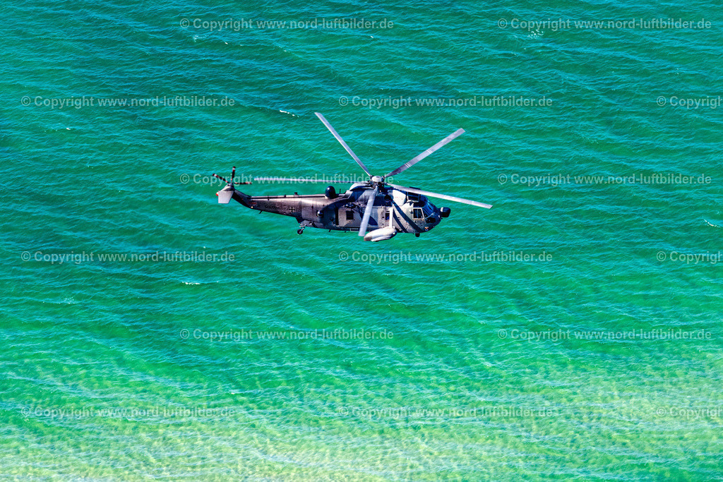 Dierhagen_Marine_Hubschrauber_der_Bundeswehr_ELS_5554100822 | OSTSEEBAD DIERHAGEN 10.08.2022 Helikopter - Hubschrauber " BW Marine " im Fluge über dem Luftraum in Ostseebad Dierhagen im Bundesland Mecklenburg-Vorpommern, Deutschland. // Helicopter in flight " BW Marine " over the air space in Ostseebad Dierhagen in the state Mecklenburg - Western Pomerania, Germany. Foto: Martin Elsen