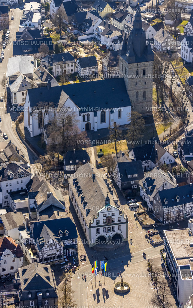 Brilon220303218 | Luftbild, Rathaus Brilon und kath. Propsteikirche in Brilon, Sauerland, Nordrhein-Westfalen, Deutschland