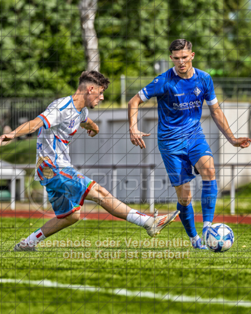 20250601_162426_0351-Bearbeitet-2 | #,1.FC Eislingen (blau) vs. AC Catania Kirchheim (weiß), Fußball, Bezirksliga - Bezirk Neckar/Fils, 29. Spieltag, Saison 2024/2025, Rasenplatz, Eichbachstation, Haldenstraße, 73054 Eislingen, 01.06.2025 - 15:00 Uhr,Foto: PhotoPeet-Sportfotografie/Peter Harich