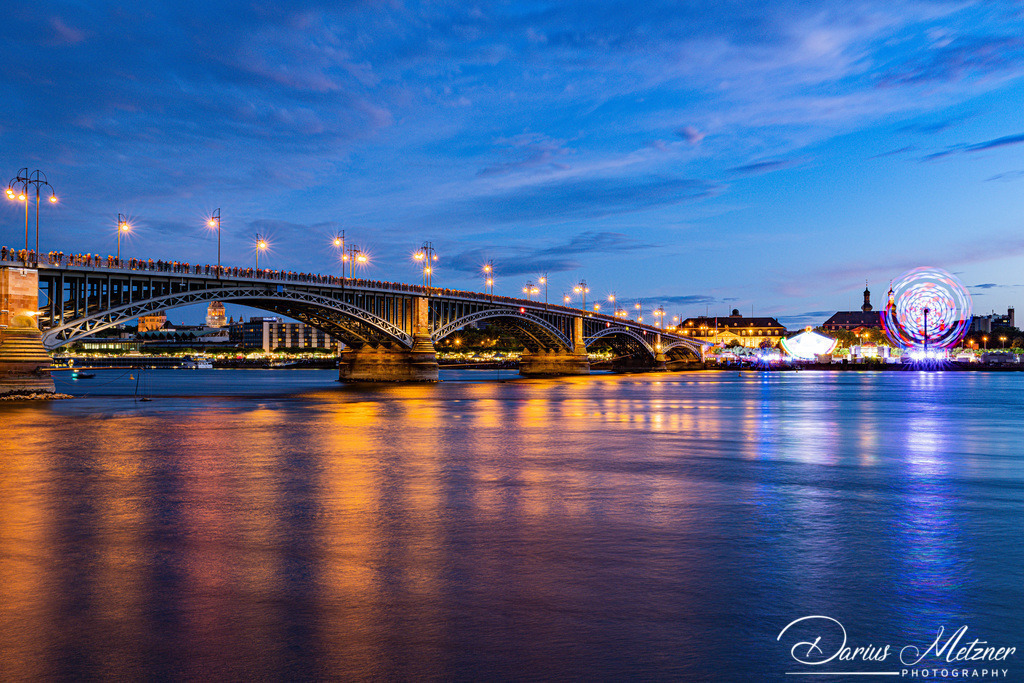 Theodor-Heuss-Brücke in Mainz | Die Theodor-Heuss-Brücke verbindet über den Rhein die Landeshauptstadt Mainz mit dem Ortsbezirk Mainz-Kastel von Wiesbaden. 