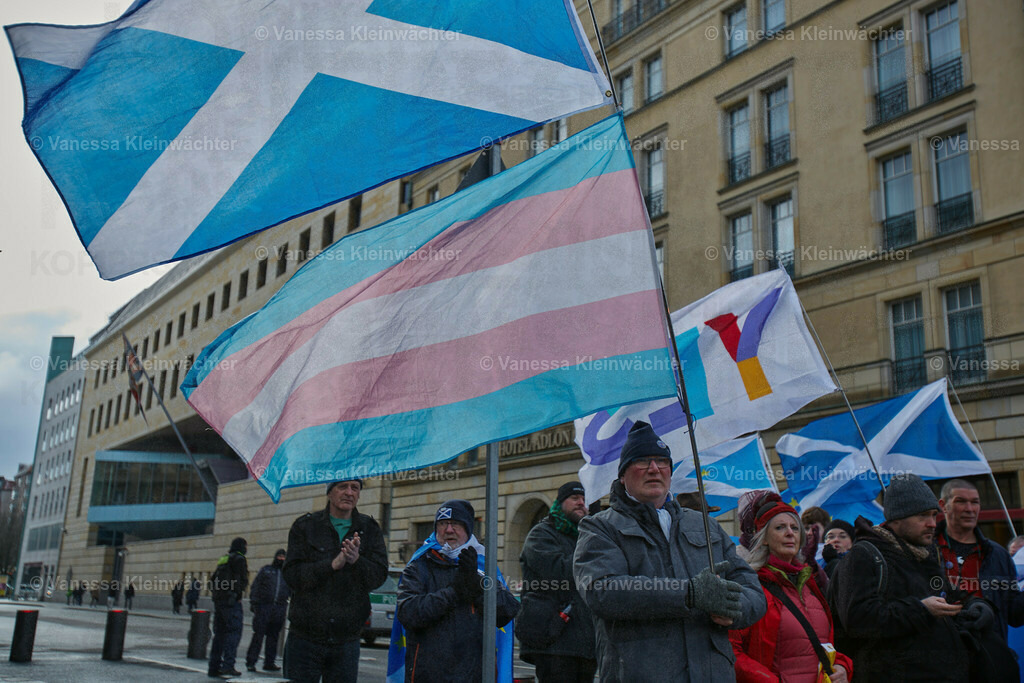 #IndyBerlin23 - Demonstration für schottische Unabhängigkeit | Rund 60 Personen ziehen am 11.03.2023 mit einer Demonstration vom Brandenburger Tor an der Britischen Botschaft vorbei zum Roten Rathaus, um die Unabhängigkeit Schottlands zu fordern.

On March 11, 2023, approx. 60 people rally in support of the Scottish independence, marching from Brandenburg Gate via the British Embassy to the Red Town Hall.  - Realisiert mit Pictrs.com