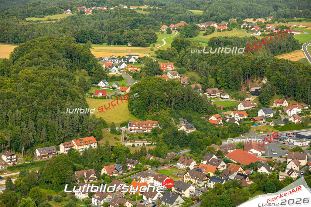 Das Luftbild zeigt :  Gössweinstein - Die Luftaufnahme wurde 2024 vom UL-Flugzeug aus erstellt ( keine Drohne ) - Hochauflösende Luftaufnahme - Für grossformatige Ausdrucke geeignet. Die Geschenkidee !Mit Lizenz und Bildrechte bestellbar
