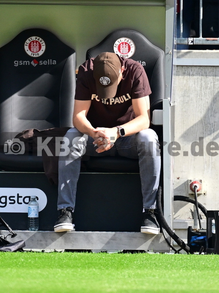 KBS Picture_FCStPauli-FCAugsburg_002 | Blessin Alexander Trainer (St.Pauli) ,Sportplatz :  Millerntor Stadion, - Realisiert mit Pictrs.com
