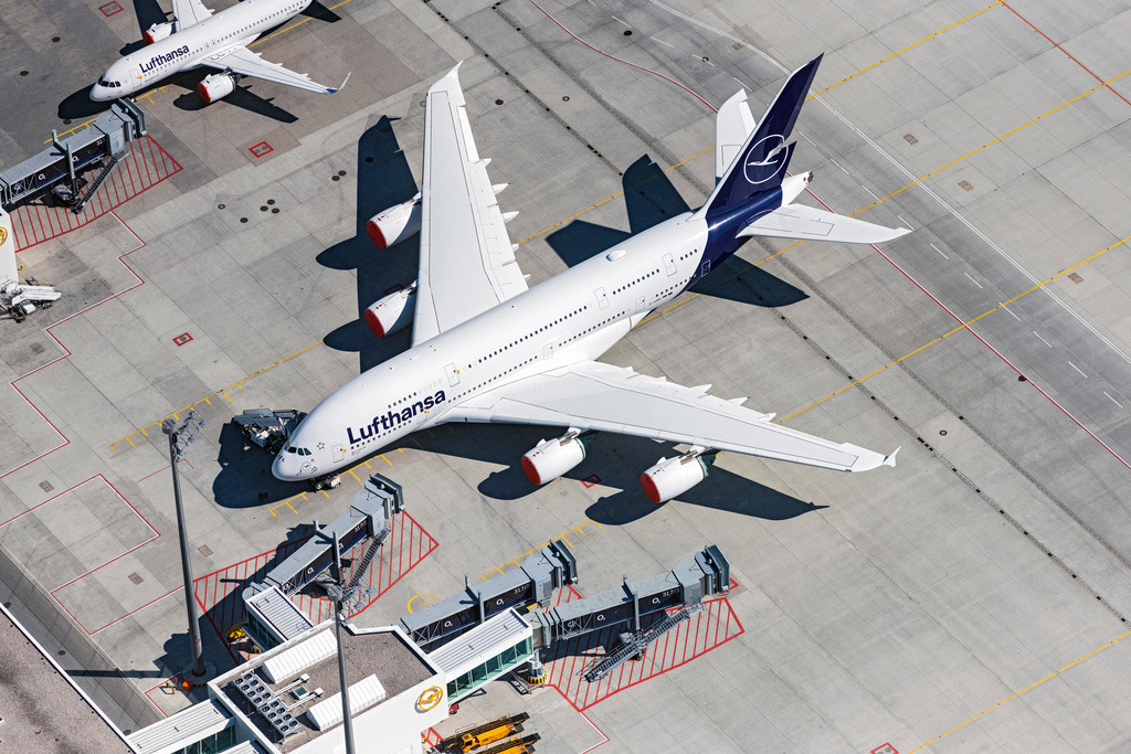 dr__0052381.jpg | MüNCHEN-FLUGHAFEN 23.04.2020 Parkendes Flugzeug des Typ A380 der Lufthansa am Terminal, die aufgrund des Corona Lockdowns am Boden bleiben müssen, auf dem Gelände des Flughafen in München-Flughafen im Bundesland Bayern, Deutschland. Weiterführende Informationen bei: Flughafen München GmbH. // Parking type A380 aircraft of Lufthansa at the terminal, which must stay on the ground due to the corona lockdown, on the grounds of the airport in Munich Airport in the state Bavaria, Germany. Further information at: Flughafen Muenchen GmbH. Foto: Daniel Reiter