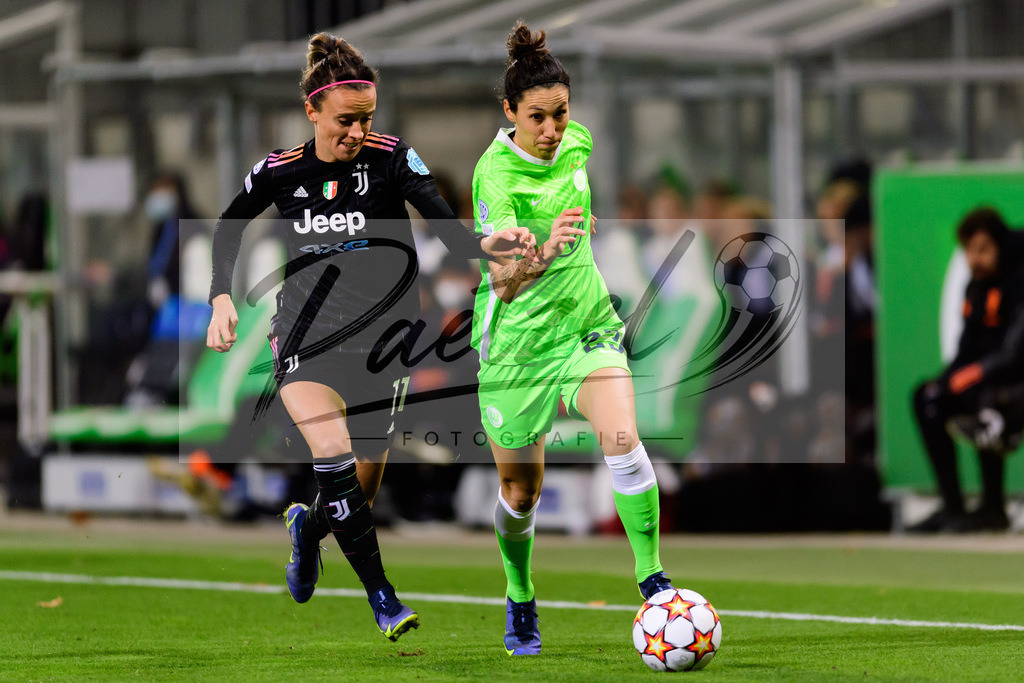 WOBJUV20211118_105 | Fussball, Frauen: Barbara Bonansea (Juventus FC) und Sara Doorsoun (VfL Wolfsburg) im Zweikampf bei dem Spiel der UEFA Women´s Champions League zwischen VfL Wolfsburg und Juventus Turin im AOK-Stadion am 18.11.2021 in Wolfsburg, Deutschland. - Realisiert mit Pictrs.com