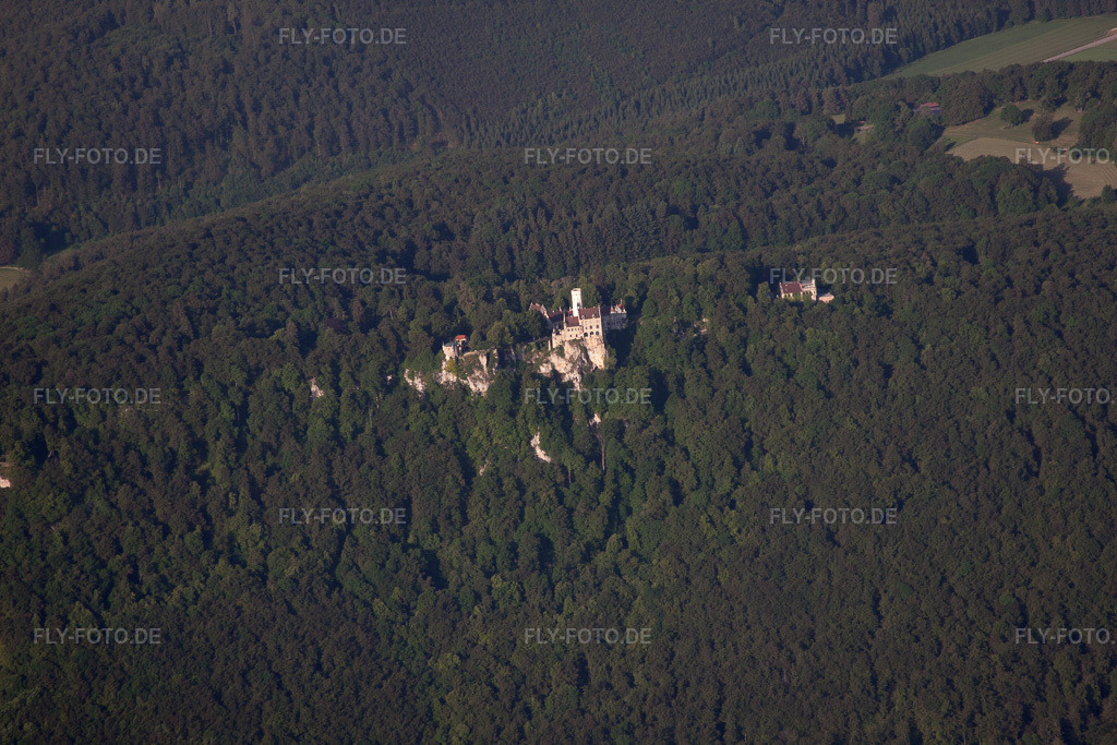 Luftbild: Schloss Lichtenstein im Ortsteil Honau in Lichtenstein im Bundesland Baden-Württemberg in Deutschland. Foto: IMG_67652.jpg vom 09.06.2014 durch Werner Riehm/FLY-FOTO.de