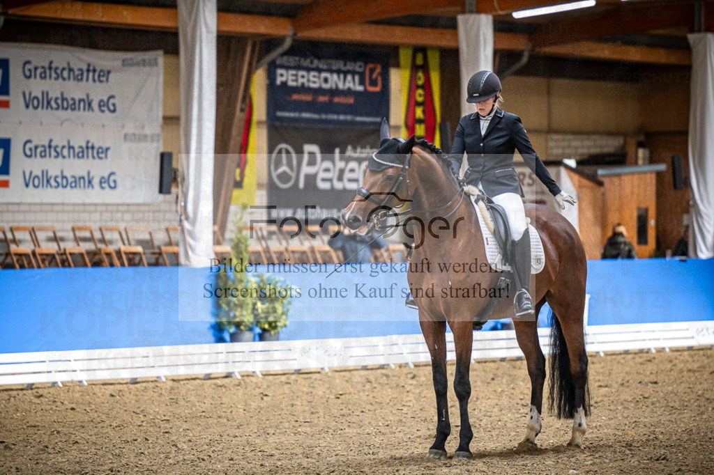 DOS_2119 | Entdecke hochwertige Reitturnierfotos von Foto Oger. Professionell, emotional und authentisch – jetzt Lieblingsmomente im Shop bestellen.Deutschlandweite Turnierfotografie. - Realisiert mit Pictrs.com