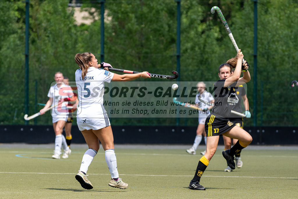 HK_20240511_100643 | 1.Bundesliga Damen Düsseldorfer HC - Harvestehuder THC am 11.5.2024 Düsseldorfer HC, Düsseldorf , Pia Lhotak ( Düsseldorfer HC #5 ) , Bauer Kataharina ( Harvestehuder THC #17 )