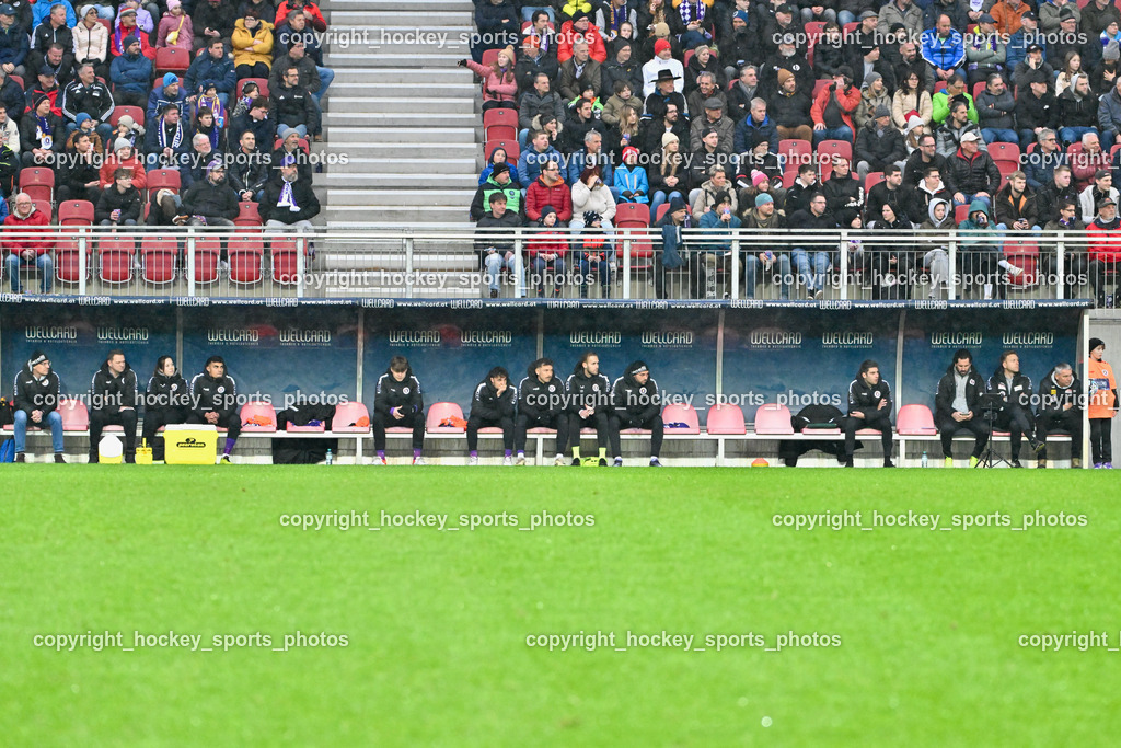 Austria Klagenfurt vs. SK Rapid 10.3.2024 | Spielerbank Austria Klagenfurt, Masseur Austria Klagenfurt Matej Vidovic, Masseurin Austria Klagenfurt Theresa Schmidt, Tormann Trainer Austria Klagenfurt Marc Bamberger, Team Manager Austria Klagenfurt Sandro Zakany, Assistentcoach Austria Klagenfurt Martin Lessing,  Headcoach Austria Klagenfurt Peter Pacult