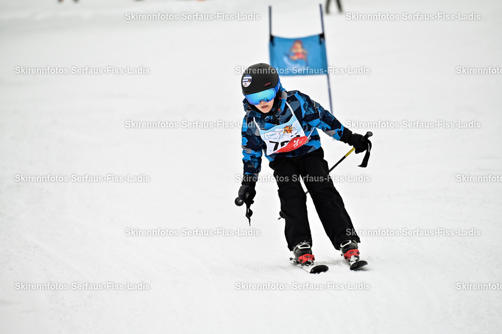 SRF_20.02.2026_0918 | Skirennfotos,Serfaus,Fiss,Ladis,Kinderskirennen,Winter,Tirol,Oberland,skirace,SFL,feelfree,weil wir's genießen,ski,Ski,skifahren,Sonnenplateau, - Realisiert mit Pictrs.com