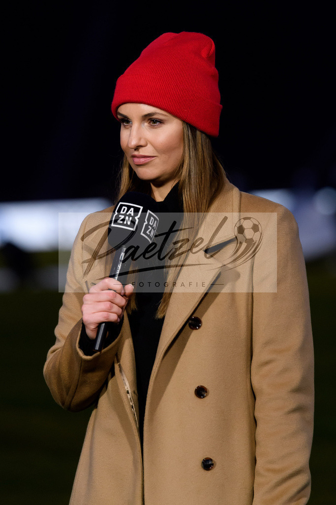 BSCFCB20220123_038 | Fussball, Herren: DAZN-Moderaotrin Laura Wontorra schaut bei dem Spiel der 1. Bundesliga zwischen Hertha BSC und FC Bayern Muenchen im Olypiastadion am 23.01.2022 in Berlin, Deutschland.DFB / DFL REGULATIONS PROHIBIT ANY USE OF PHOTOGRAPHS AS IMAGE SEQUENCES AND/OR QUASI-VIDEO. - Realisiert mit Pictrs.com