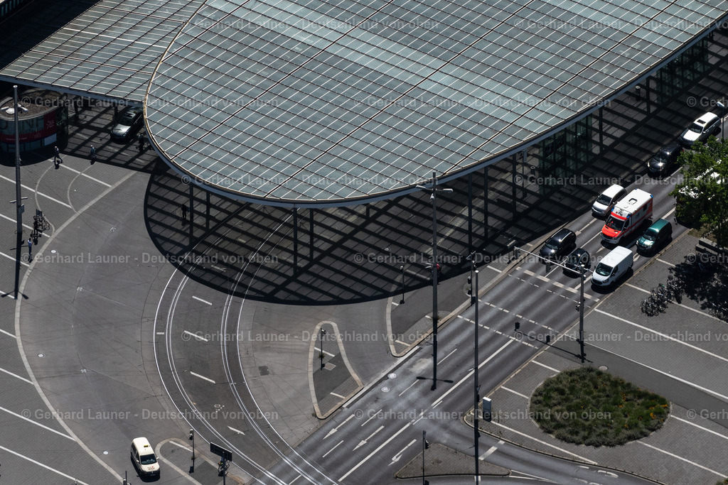 4035812 | BRAUNSCHWEIG 31.07.2020 ZOB Omnibus- Bahnhofs- Terminal an der Verkehrsbetriebe am Berliner Platz in Braunschweig im Bundesland Niedersachsen, Deutschland. Weiterführende Informationen bei: Braunschweiger Verkehrs-GmbH,  Planungsgruppe Dröge Baade Drescher GmbH + Co. KG,  welp architekten Gbr. // Central Bus Station for Public Transportation on Berliner Platz in Brunswick in the state Lower Saxony, Germany. Further information at: Braunschweiger Verkehrs-GmbH,  Planungsgruppe Droege Baade Drescher GmbH + Co. KG,  welp architekten Gbr. Foto: Gerhard Launer