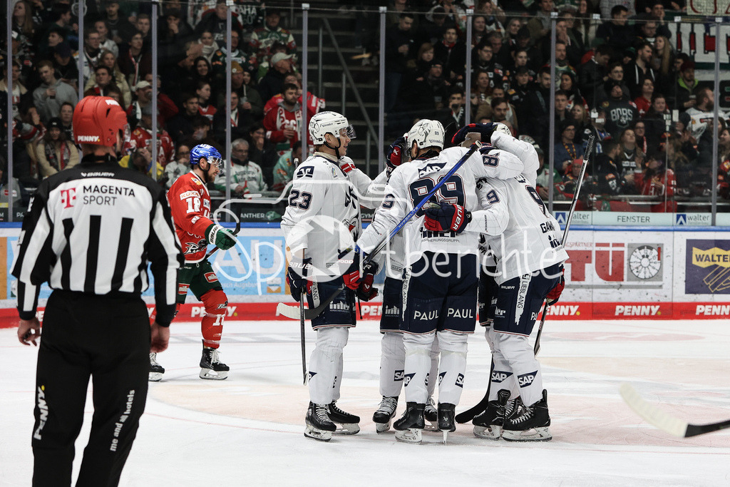 Augsburger Panther - Adler Mannheim | Jubel der Adler nach dem Treffer zum 0-3 durch David WOLF (MAN #89) / Freude / Tor / Torschuetze