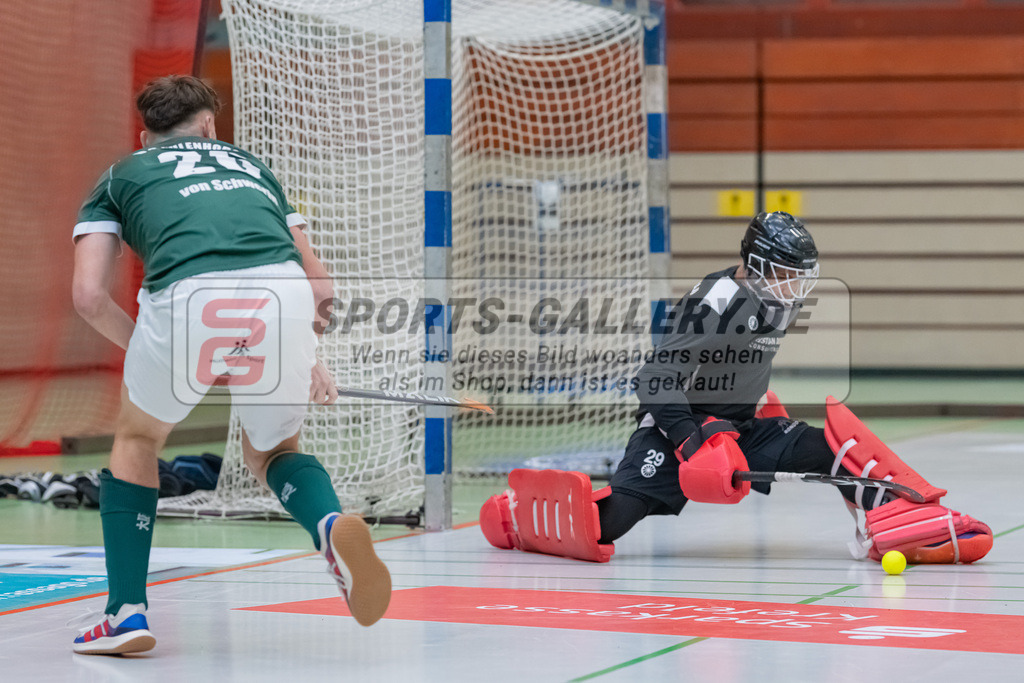 HK_20230108_102380 | 1. Bundesliga ( Halle ) Herren Crefelder HTC - Uhlenhorst Mülheim am 8.1.2023 Crefelder HTC  ( CHTC ), Krefeld , Alec von Schwerin ( Uhlenhorst Mülheim #26 ) , Joshua Onyekwue Nnaji Torwart ( Crefelder HTC #29 )