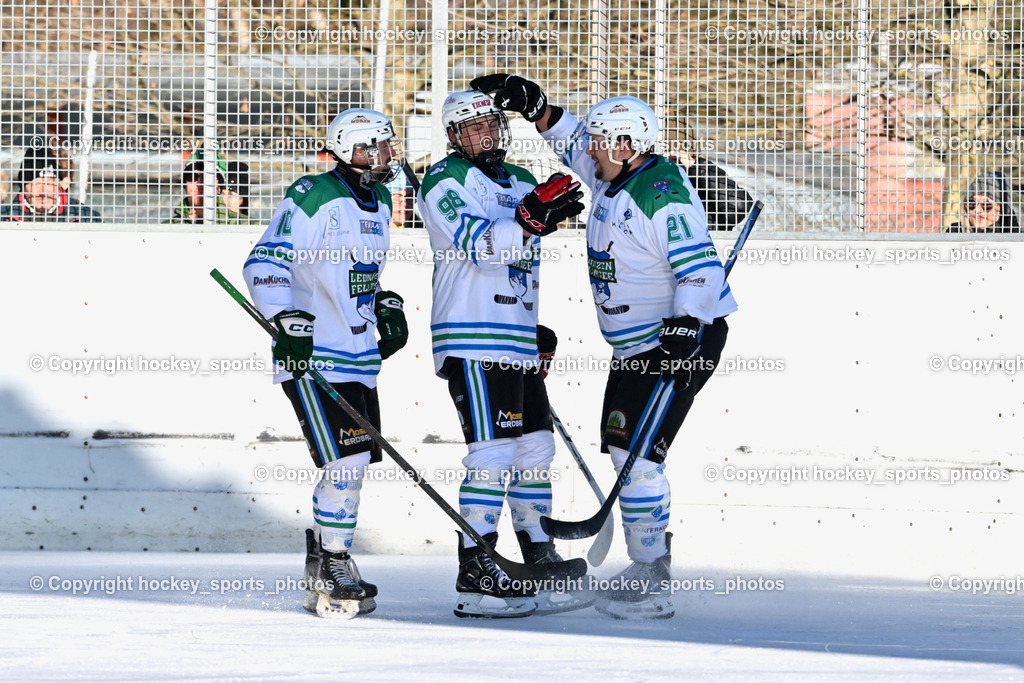 EC Tigers Paternion vs. EC FELD AM SEE/DSG LEDENITZEN | #10 Ahammer Benjamin EC FELD AM SEE Ledenitzen, #21 Moser Sandro EC FELD AM SEE Ledenitzen, Jubel EC FELD AM SEE/DSG Mannschaft, #98 Tschuitz Dominik EC FELD AM SEE Ledenitzen, EC Tigers Paternion vs. EC FELD AM SEE/DSG LEDENITZEN, EC Tigers Paternion vs. EC FELD AM SEE/DSG LEDENITZEN am 04.01.2026 in Paternion (Eislaufplatz Paternion), Austria, (Photo by Bernd Stefan)
