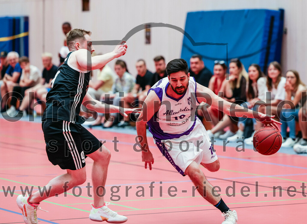 2022-05-15_006_SpVgg_Altenerding_gegen_TSV_Muenchen-Forstenried | Erding, Deutschland, 15.05.2022:
Basketball, Bezirksliga 2021 / 2022, Play-Offs, SpVgg Altenerding gegen TSV München-Forstenried, Endergebnis: 55:57

Jonathan David Schmidt (TSV München-Forstenried, #9), Abdul Azim Amani (SpVgg Altenerding, #10)

Foto: Christian Riedel / fotografie-riedel.net