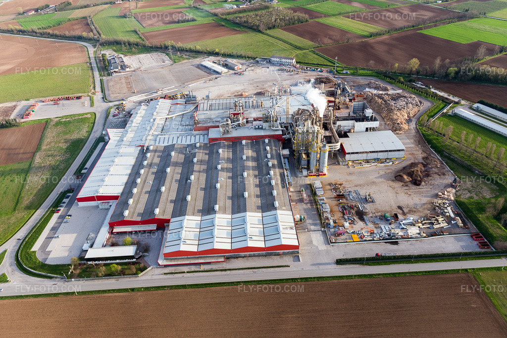Aerial view: Bipan SpA flooring factory premises in Bicinicco in the state Udine, Italy. – Photo: IMG_105810.jpg taken on 04/08/2018 by Werner Riehm/FLY-FOTO.com – Resolution of the original: 5472 x 3648 px