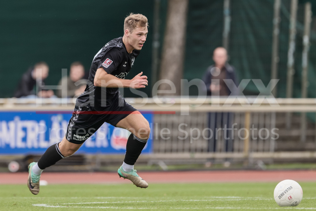 Fussball, Regionalliga Nord, SV Werder Bremen II - SV Todesfelde | v.li: Mats Klüver (SV Todesfelde, 10) am Ball, Freisteller, Einzelbild, Ganzkörper, Aktion, Action, Spielszene