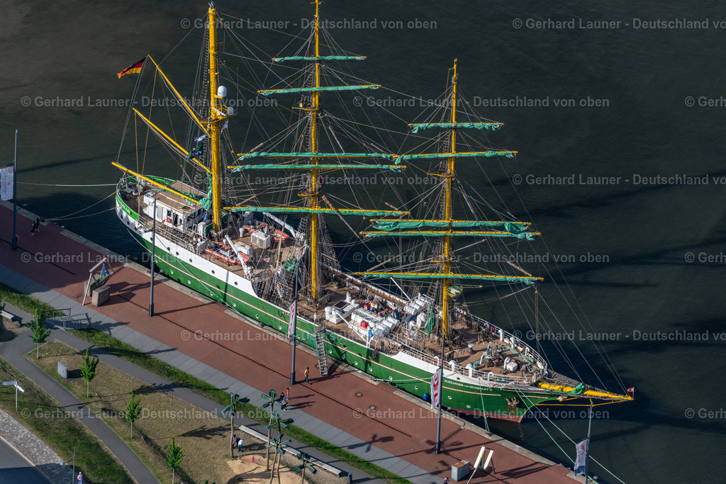 4030391 | BREMERHAVEN 01.06.2020 Segelschiff Großsegler " ALEXANDER von HUMBOLDT II " im Hafen in Bremerhaven im Bundesland Bremen, Deutschland. Weiterführende Informationen bei: DSST Deutsche Stiftung Sail Training. // Sailboat " ALEXANDER von HUMBOLDT II " in the harbor in Bremerhaven in the state Bremen, Germany. Further information at: DSST Deutsche Stiftung Sail Training. Foto: Gerhard Launer