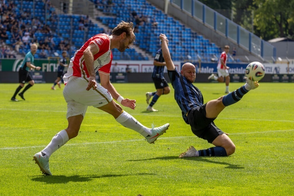 Waldhof Mannheim gegen FC Emmen, Niederlande (Letztes Testspiel vor dem Start in die neue Saison)***Marcel Seegert (5, Mannheim) schmeißt sich in den Ball | Waldhof Mannheim gegen FC Emmen, Niederlande (Letztes Testspiel vor dem Start in die neue Saison)***Marcel Seegert (5, Mannheim) schmeißt sich in den Ball - Realisiert mit Pictrs.com