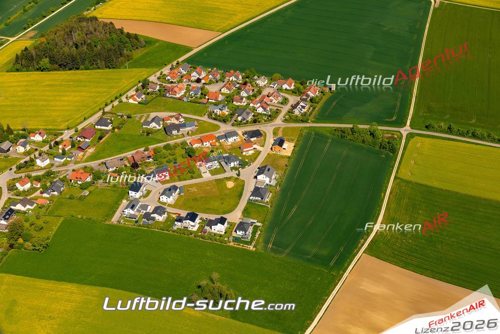 Das Luftbild zeigt : Steinsdorf Altmannstein - Die Luftaufnahme wurde 2024 vom UL-Flugzeug aus erstellt ( keine Drohne ) - Hochauflösende Luftaufnahme - Für grossformatige Ausdrucke geeignet. Die Geschenkidee !Mit Lizenz und Bildrechte bestellbar