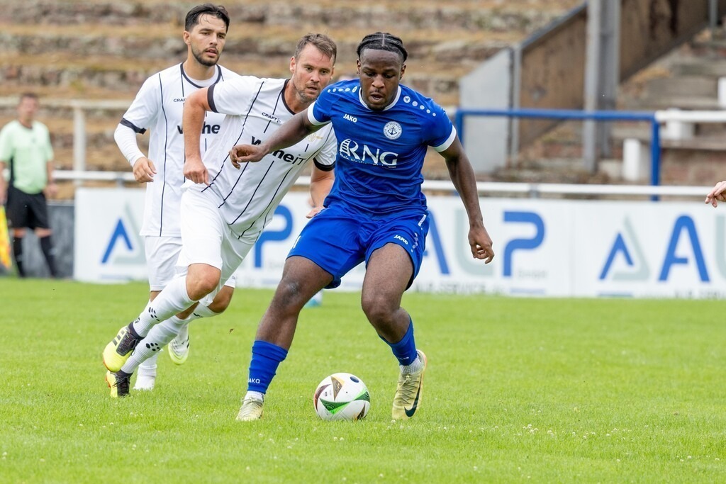 Landespokal Südwest, 2. Runde: SV Südwest Ludwigshafen gegen ASV Fußgönheim (4:0)***Am Ball: Rodney-Francis Peprah (41, Ludwigshafen) | Landespokal Südwest, 2. Runde: SV Südwest Ludwigshafen gegen ASV Fußgönheim (4:0)***Am Ball: Rodney-Francis Peprah (41, Ludwigshafen) - Realisiert mit Pictrs.com