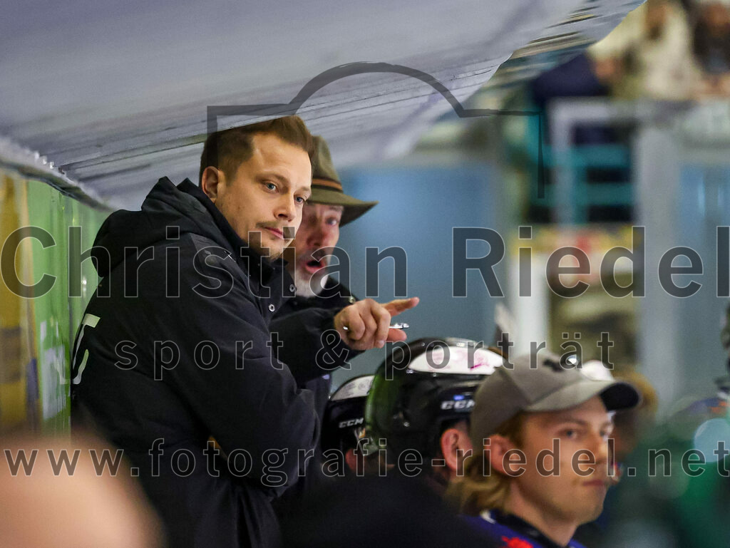 2023-11-03_038_TSV_Erding_gegen_ESC_Dorfen | Erding, Deutschland, 03.11.2023:
Eishockey, Bayernliga Vorrunde 2023 / 2024, 6. Spieltag, TSV Erding gegen ESC Dorfen, Endergebnis: 11:3

Trainer Timo Borrmann (ESC Dorfen), Trainer Randy Neal (ESC Dorfen)

Foto: Christian Riedel / fotografie-riedel.net