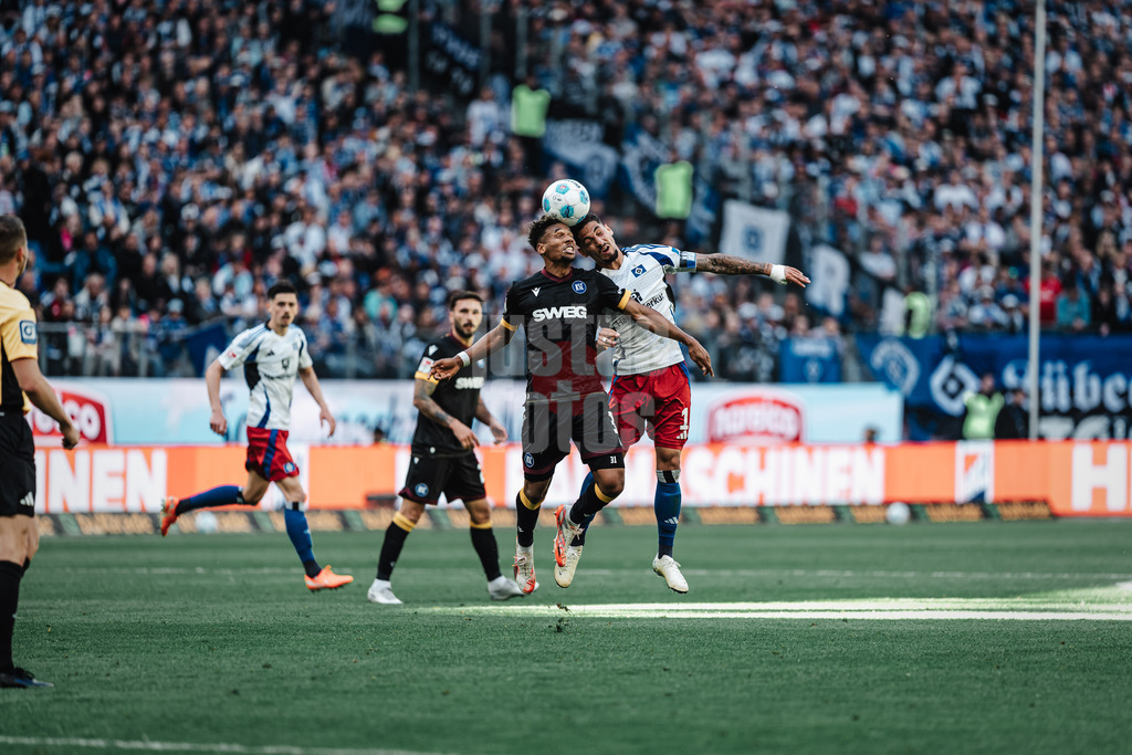 Fußball | Männer | Saison 2024/2025 | 2. Fußball-Bundesliga | 31. Spieltag | Hamburger SV vs. Karlsruher SC | 27.04.2025 | v.l. Bambase Conte (#31, Karlsruher SC) und Ludovit Reis (#14, HSV) beim Kopfballduell