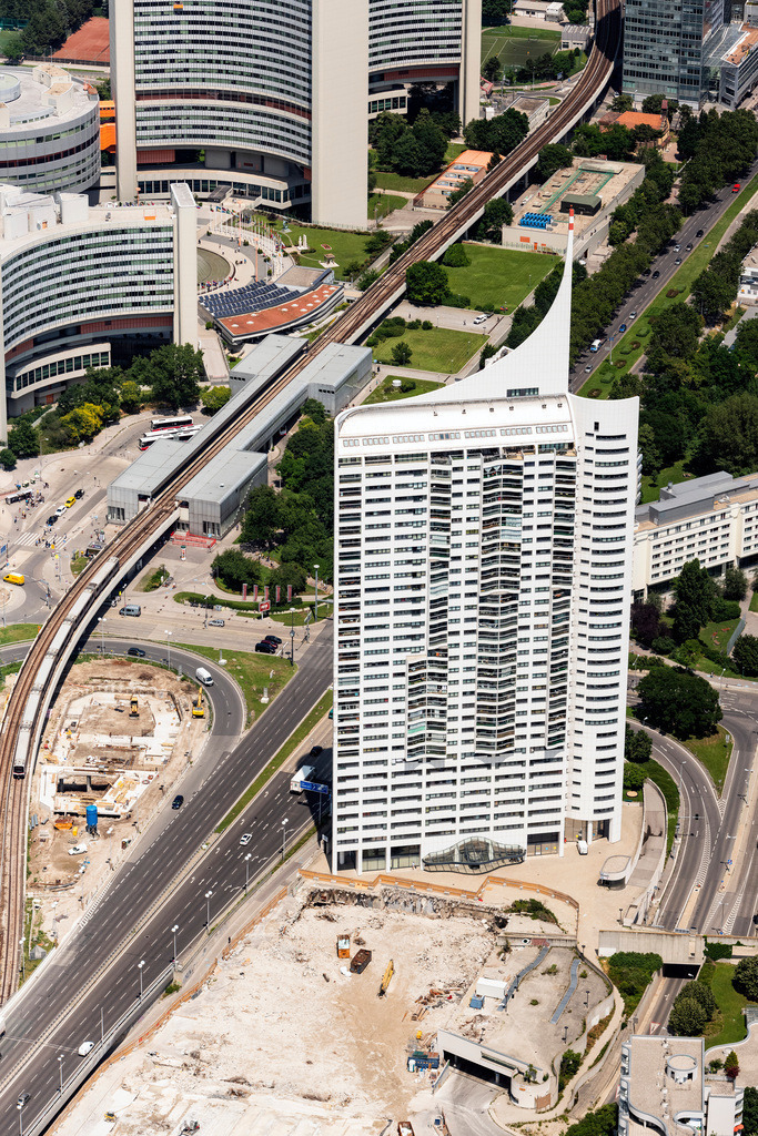 dr__0025078.jpg | WIEN 24.06.2019 Büro- und Unternehmensverwaltungs Hochhaus- Gebäude Akademikerzentrum Wien in Wien in Österreich. // Office and corporate management high-rise building Akademikerzentrum Wien in Vienna in Austria. Foto: Daniel Reiter