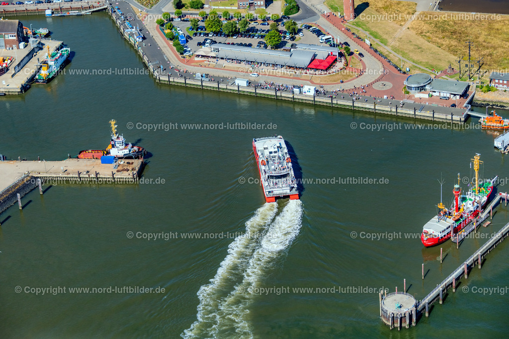Cuxhaven_Halunder_Jet_ELS_7652130822 | CUXHAVEN 13.08.2022 Fahrt eines Fähr- Schiffes " Katamaran Halunder Jet der FRS Reederei" in Cuxhaven Hafen Alte Liebe im Bundesland Niedersachsen, Deutschland. // Travel of a ferry ship "Katamaran Halunder Jet der FRS Reederei" in Cuxhaven habour in the state Lower Saxony, Germany. Foto: Martin Elsen
