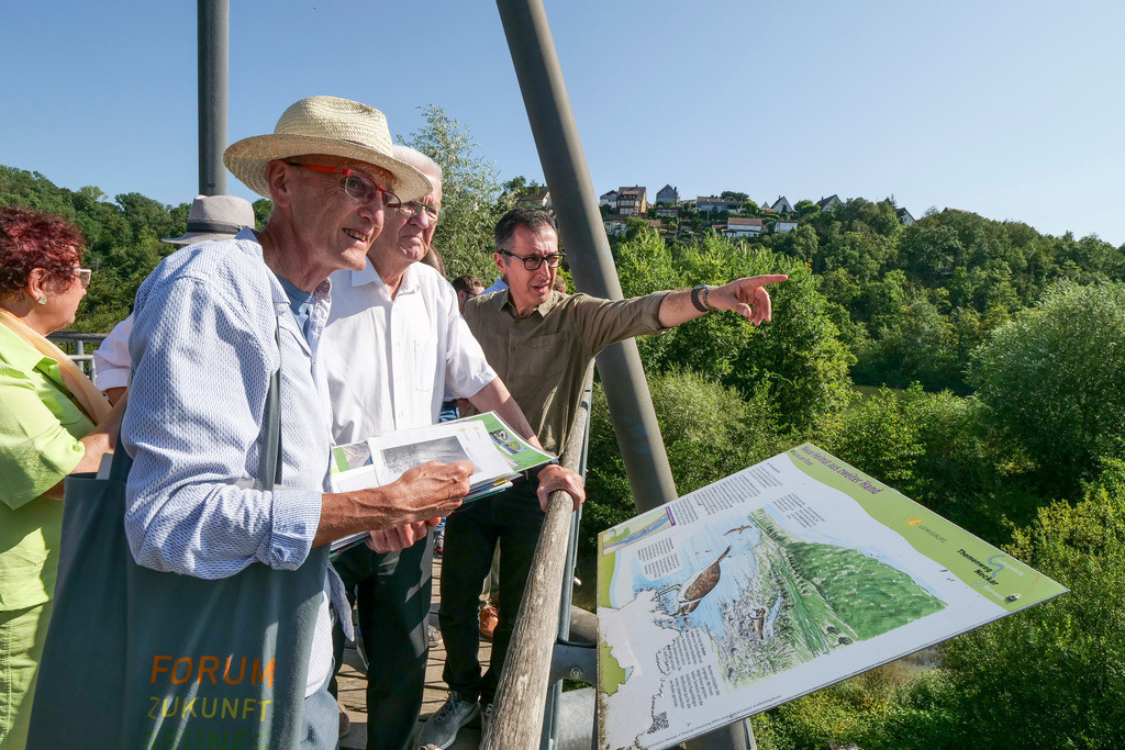 Kretschmann | Ludwigsburg - Das Duo Minister Präsident Winfried Kretschmann und Landwirtschaftsminister Cem Özdemir ist im Kreis gleich zweimal unterwegs. Morgens in den Zugwiesen (hier im Bild) und mittags beim Schäferlauf und Frau Gerline Kretschmann in grün/gelb - Realisiert mit Pictrs.com