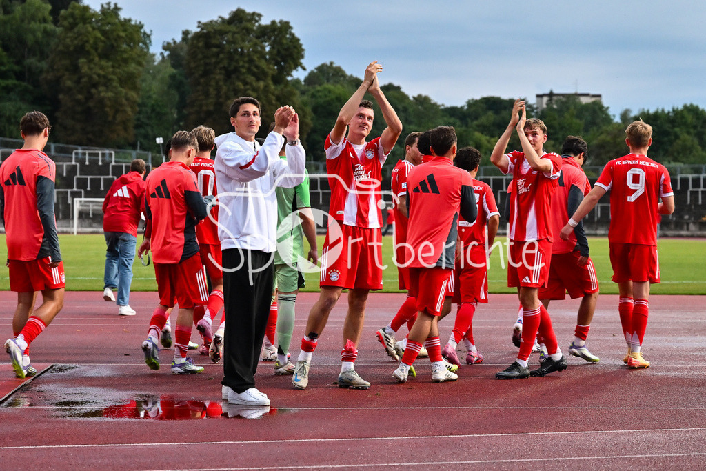FC Augsburg II - FC Bayern Amateure | Die Spieler der Bayern Amateure bedanken sich nach der Partie bei den mitgereisten Fans / Regionalliga Bayern: FC Augsburg II - FC Bayern Muenchen II, Rosenaustadion am 25.07.2025