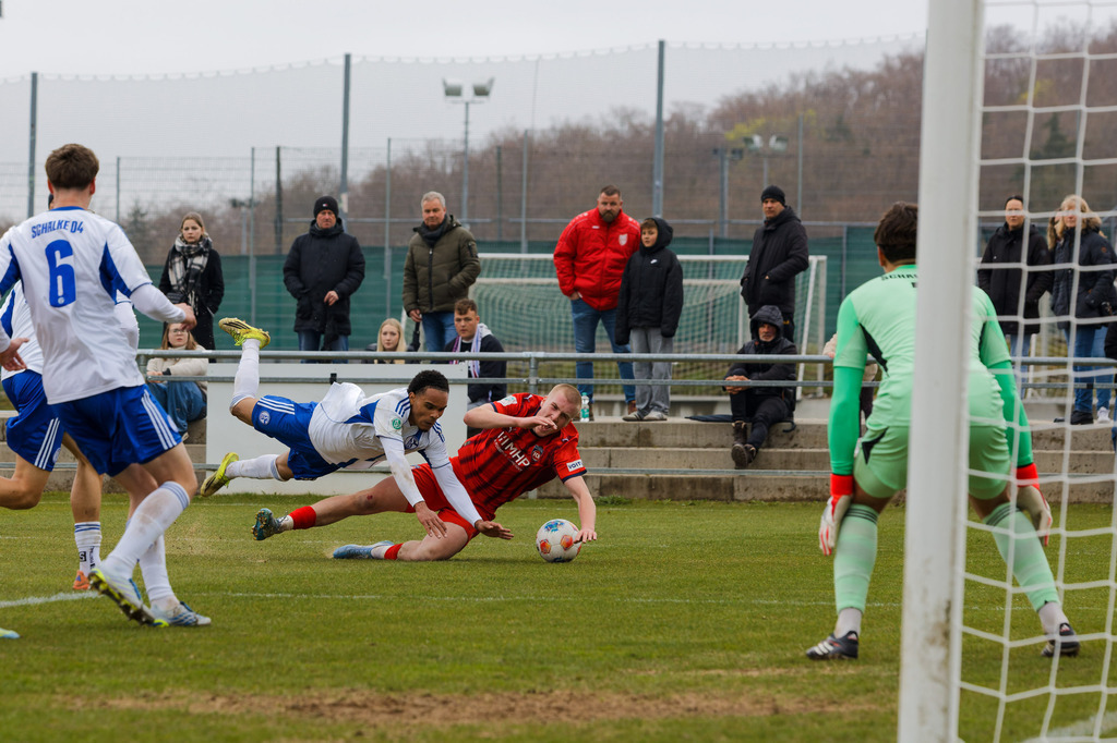 20260412-FCHS04_069 | 1.FC Heidenheim 1846 vs. FC Schalke 04, Fußball, U19, A-Junioren, NWL, U19-DFB-Nachwusliga, 2025/2026, 8. Spieltag, 12.04.2026 in Heidenheim, Walter-Birkhold-Jugendstadion (Foto: Michael Bulling) - Realisiert mit Pictrs.com