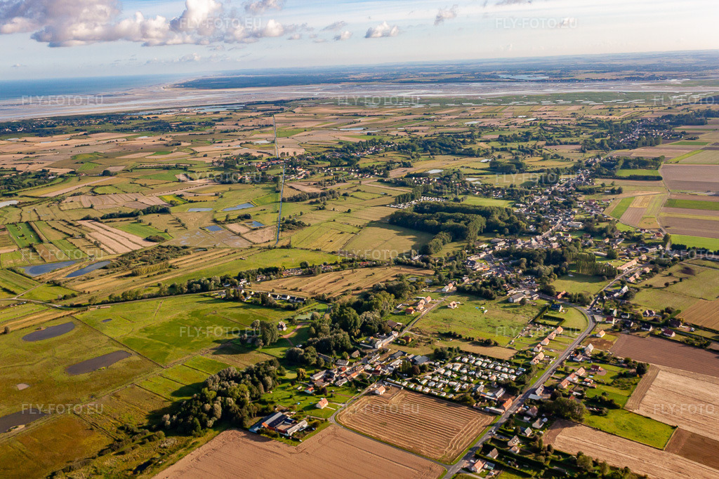 Vue aérienne: Vue de la ville à Lanchères dans le département Somme, France. Photo: IMG_70989.jpg prise le 24/08/2014 par Werner Riehm/FLY-FOTO.eu – Résolution de l'original: 4752 x 3168 px