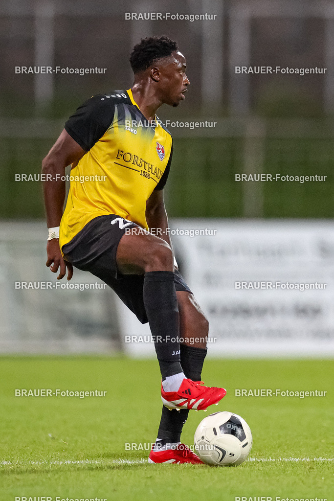 SB_KFCBAU_20250815_5739.JPG -  - KFC Uerdingen - SF Baumberg - Oberliga Niederrhein | Krefeld, Deutschland, 15.08.25: Kingsley Helmut Marcinek (KFC Uerdingen) in Aktion, am Ball, Einzelaktion während des Oberliga Niederrhein Spiels zwischen KFC Uerdingen - SF Baumberg in der Grotenburg Stadion am 15. August 2025 in Krefeld, Deutschland. (Foto von Stefan Brauer/Brauer-Fotoagentur)