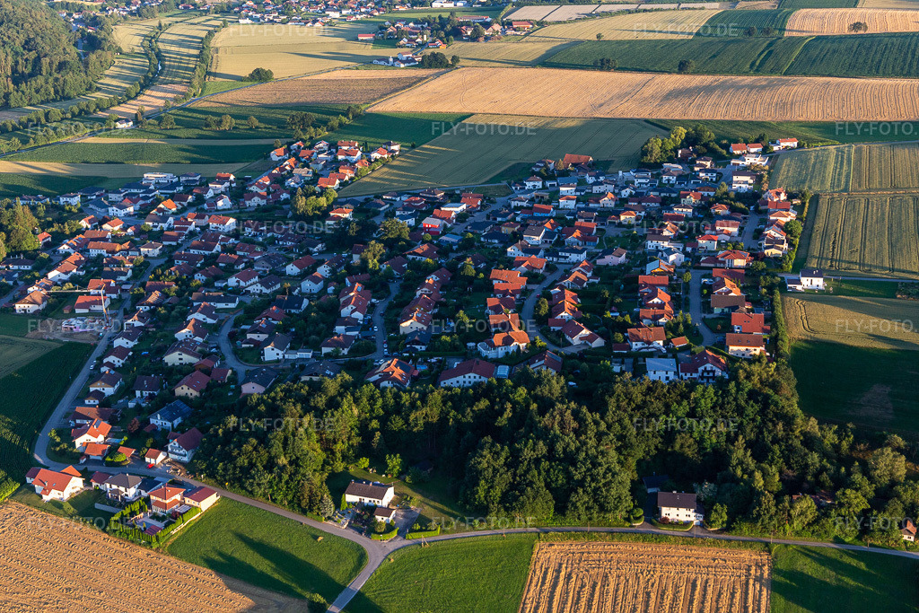 Luftbild: Schwaig im Ortsteil Schwaig in Aldersbach im Bundesland Bayern in Deutschland. – Foto: IMG_132896.jpg vom 02.07.2022 durch Werner Riehm/FLY-FOTO.de – Auflösung des Originals: 5472 x 3648 px – aldersbach.de