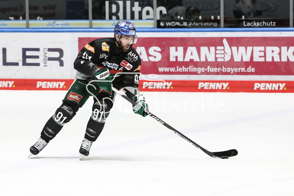 Augsburger Panther - EHC RB München | am Puck Luke ESPOSITO (AEV #91) / Freisteller / Einzelfoto