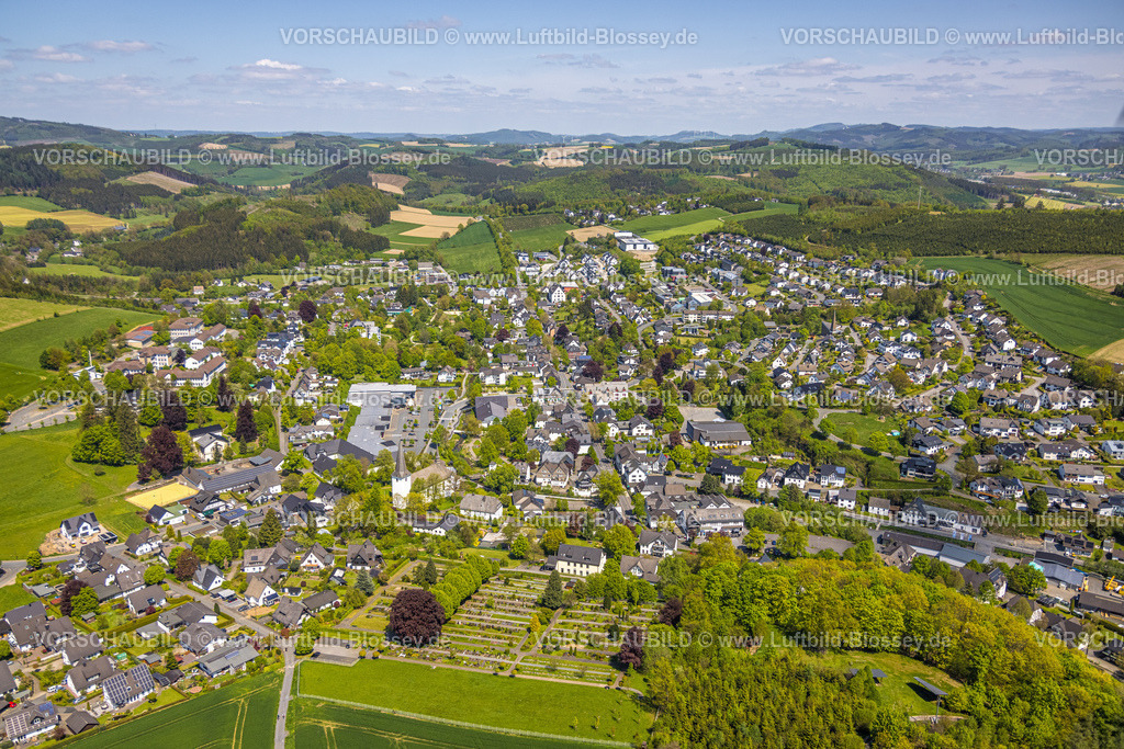Eslohe230505724 | Luftbild, Ortsansicht Eslohe, kath. Kirche Sankt Peter und Paul, Einkaufszentrum Tölckestraße, Eslohe, Sauerland, Nordrhein-Westfalen, Deutschland