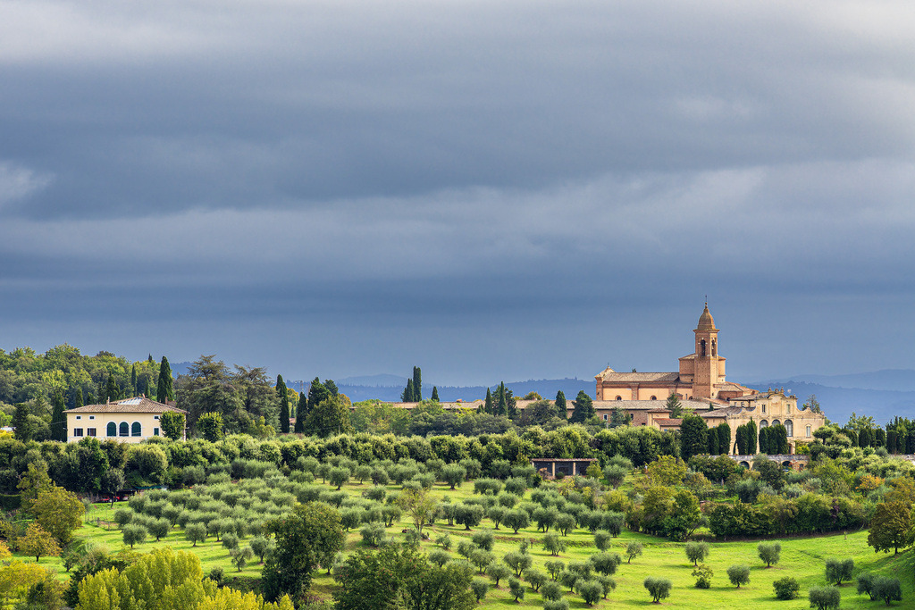 Blick auf eine Kirche in der Stadt Siena in Italien | Blick auf eine Kirche in der Stadt Siena in Italien.
