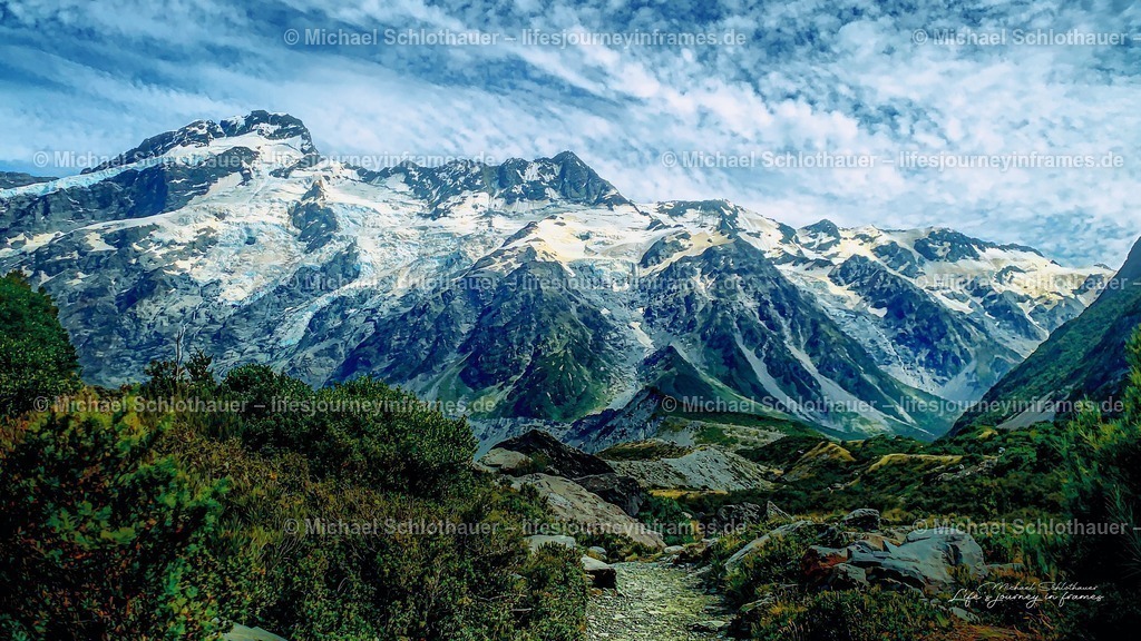 Blick auf den Mount Cook, Neuseeland | Schneebedeckte Gipfel und Gletscher des Mount Cook, gerahmt von alpiner Vegetation und einem Wanderweg im Vordergrund. - Realisiert mit Pictrs.com